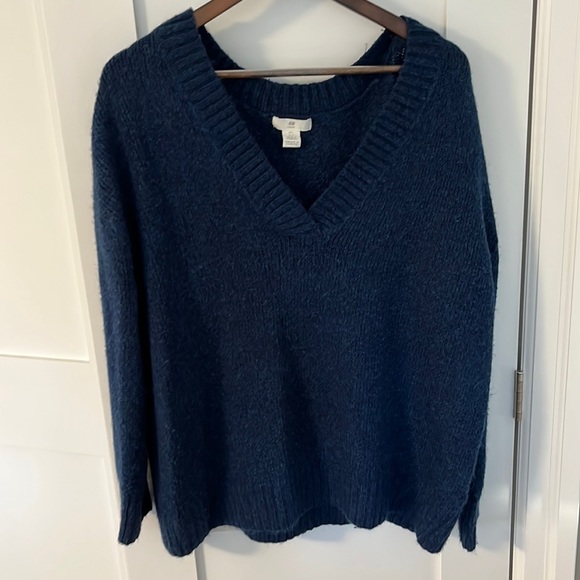 H&M Dark Blue Knit V-Neck Sweater Size L - Picture 1 of 3